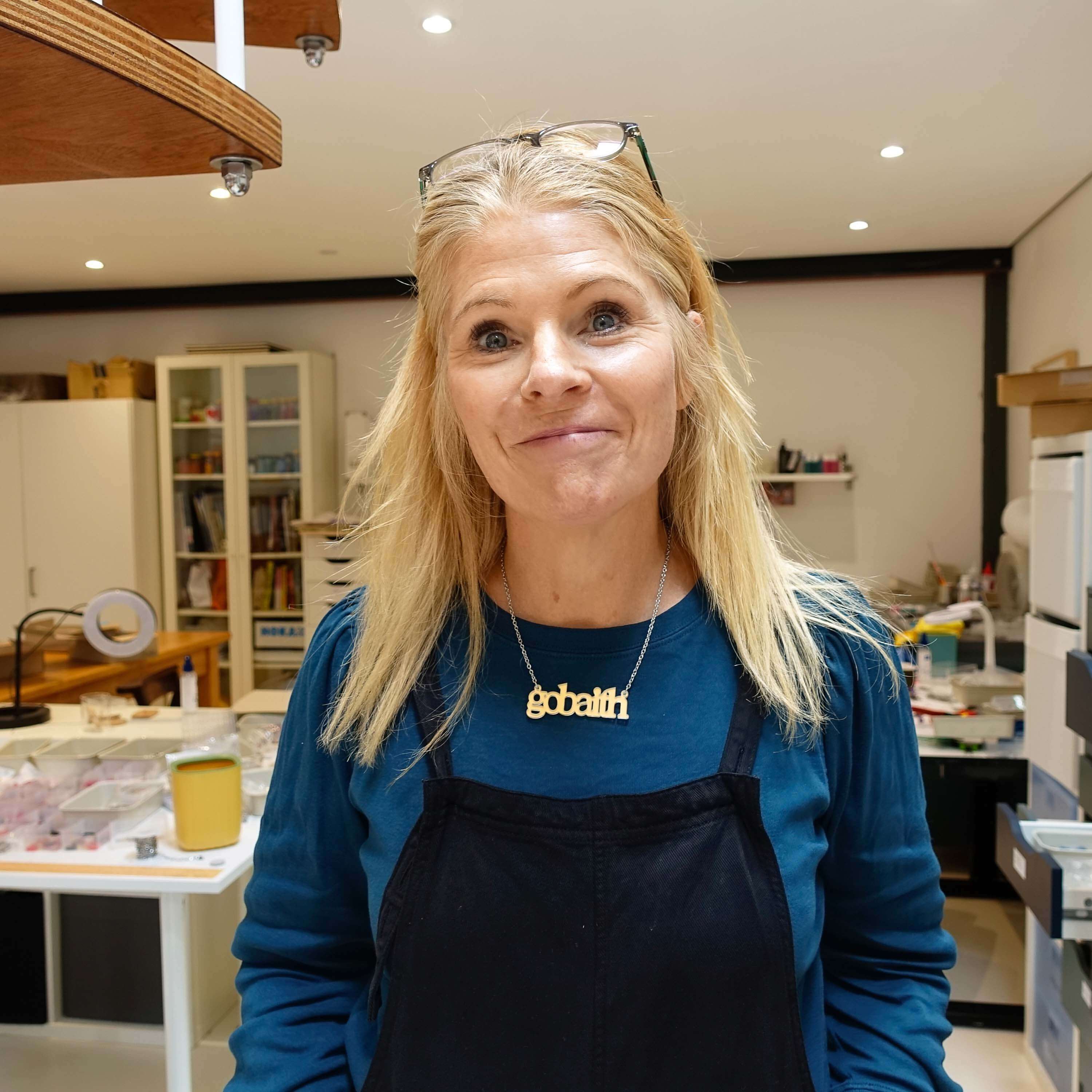 Sarah wears a Welsh gobaith hope necklace in matte iridescent.