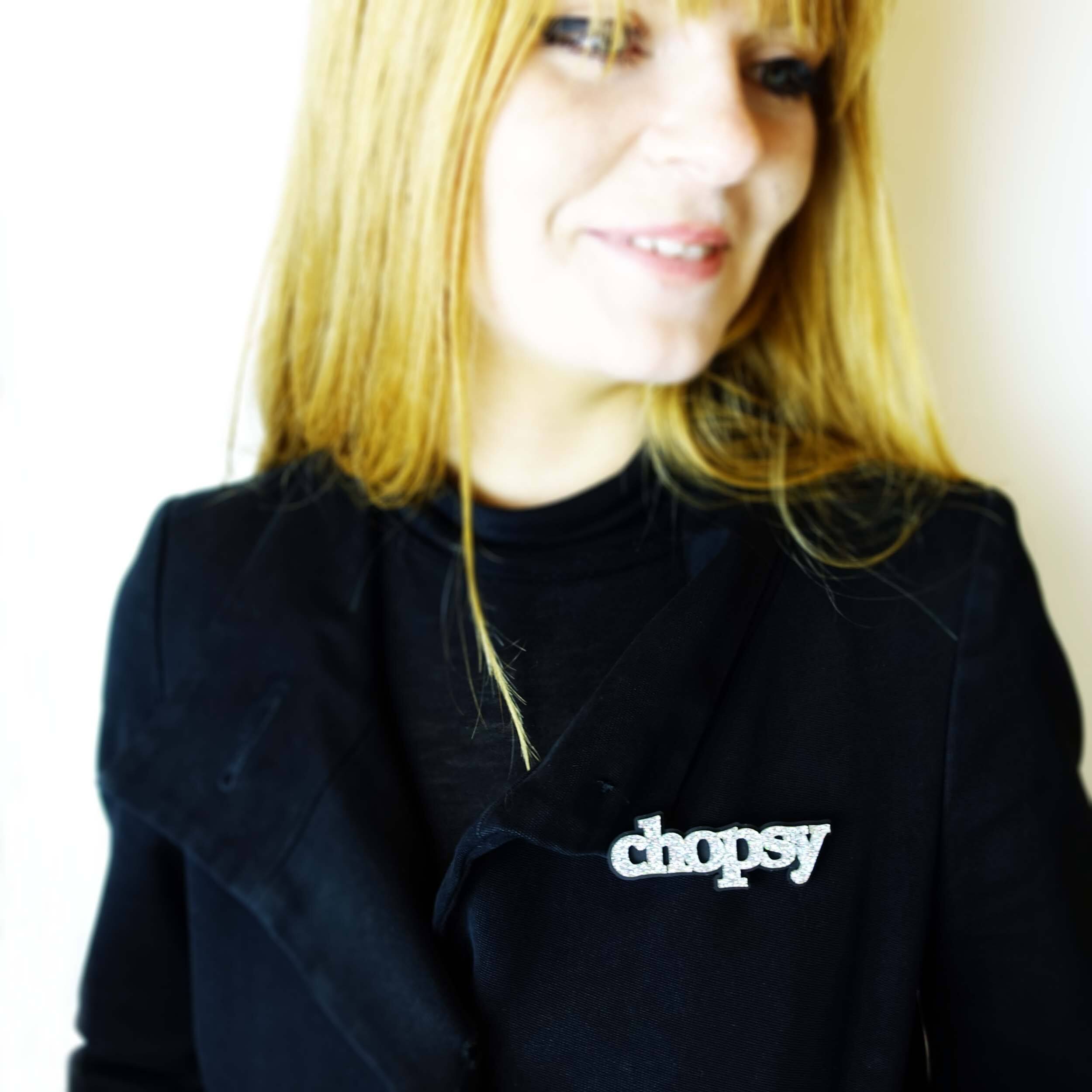 Eliza wears a silver glitter Chopsy brooch designed by Sarah Day for Wear and Resist. £2 goes to Welsh Women's Aid. Fel yr arfer, mae £2 o bob mwclus Chopsy yn mynd at @welshwomensaid.